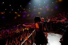 「レリビ」でステージを飛び出しアリーナを走るBiS。