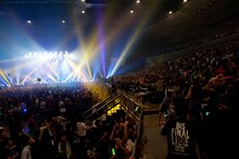 「レリビ」でステージを飛び出しアリーナを走るBiS。