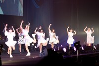 オープニングでの「nerve」歌唱の様子。