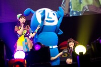 左からファーストサマーウイカ、ヨコアリくん、プー・ルイ。