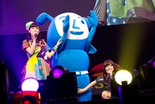 左からファーストサマーウイカ、ヨコアリくん、プー・ルイ。