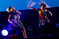 左からファーストサマーウイカ、カミヤサキ。