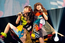 左からファーストサマーウイカ、プー・ルイ。