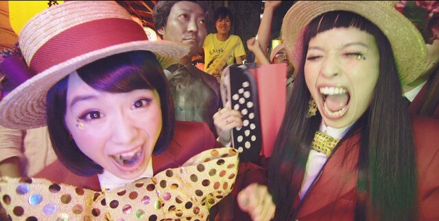 チャラン・ポ・ランタン「スーダラ節」ビデオクリップのワンシーン。