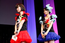 7月5日のライブをもって乙女新党を卒業した荒川ちか、葵わかな（左から）。