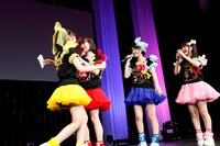 田尻あやめ（左）の手紙に涙する荒川ちか（左から2番目）。