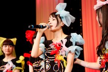 ファンに挨拶をする葵わかな。