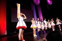 「乙女新党」のタスキを掲げる荒川ちか（手前）。