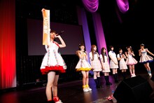 「乙女新党」のタスキを掲げる荒川ちか（手前）。