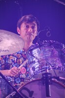 崎山龍男（Dr）※崎山龍男の「崎」は山へんに「立」と書いて「可」の異体字が正式表記。(Photo by JUNJI NAITO)