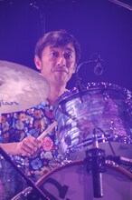 崎山龍男（Dr）※崎山龍男の「崎」は山へんに「立」と書いて「可」の異体字が正式表記。(Photo by JUNJI NAITO)