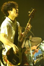 田村明浩（B）(Photo by JUNJI NAITO)