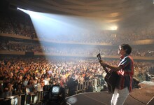 昨日7月9日に行われた「SPITZ THE GREAT JAMBOREE 2014 “FESTIVARENA”」日本武道館公演の様子。(Photo by JUNJI NAITO)