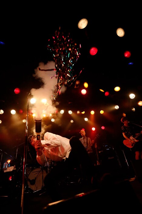 石崎ひゅーい「TOUR2014『仮装行列』」の様子。（photo by hajime kamiiisaka）