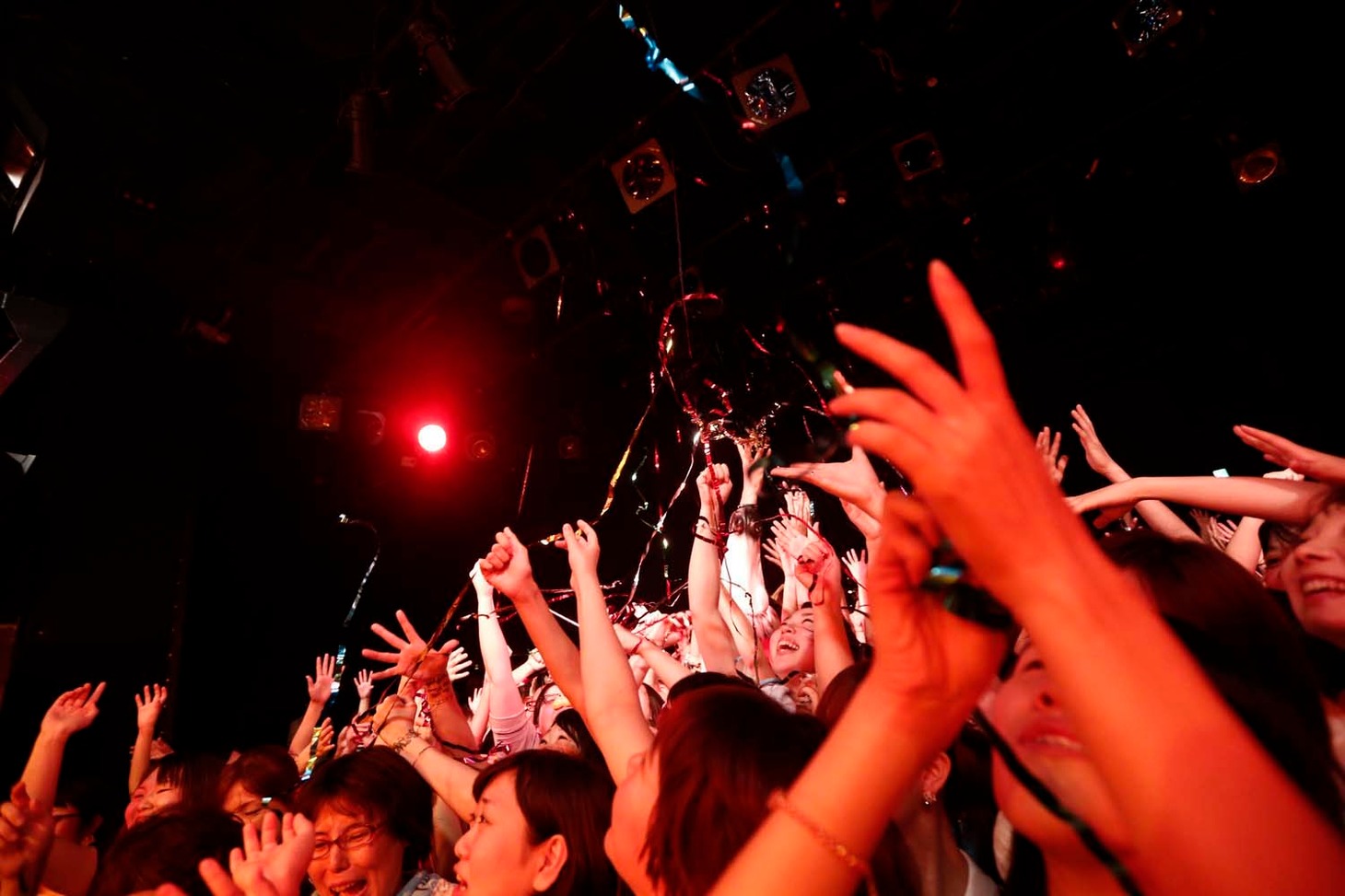 石崎ひゅーい「TOUR2014『仮装行列』」の様子。（photo by hajime kamiiisaka）