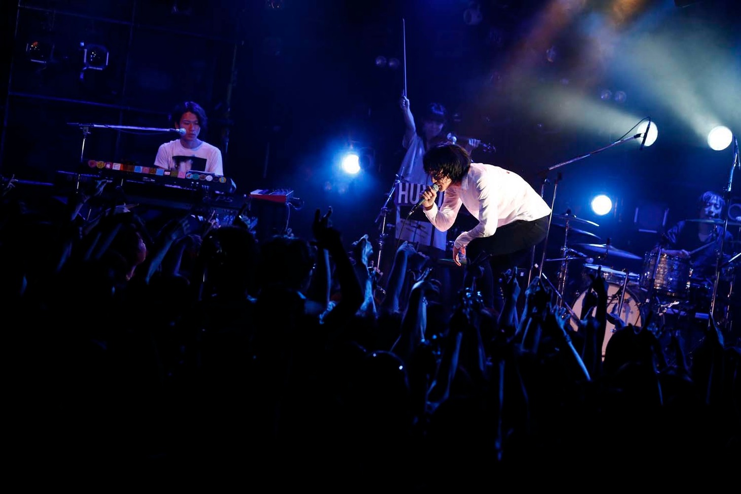 石崎ひゅーい「TOUR2014『仮装行列』」の様子。（photo by hajime kamiiisaka）