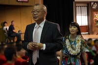 客席の通路を歩く笑福亭鶴瓶と百田夏菜子（左から）。(c)CBC