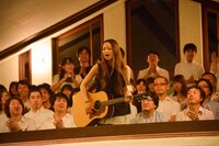 2階席で「Come Back Home」を歌唱する片平里菜。