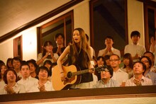 2階席で「Come Back Home」を歌唱する片平里菜。