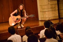 ライブの合間に観客と歓談する片平里菜。