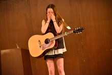 ライブのエンディングで感極まる片平里菜。