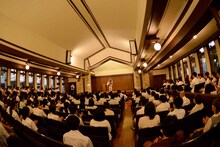 「片平里菜 あの場所で偶然 弾き語りツアー2014」自由学園明日館公演の様子。