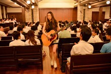 客席を歩き回りながら「Come Back Home」を歌唱する片平里菜。