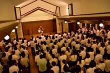 「片平里菜 あの場所で偶然 弾き語りツアー2014」自由学園明日館公演の様子。