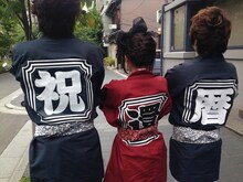 高見沢俊彦の還暦を祝う特製ハッピを着たDAIGO、高橋みなみ、西川貴教。