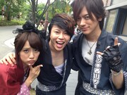 川床のある町屋の前でポーズする高橋みなみ、西川貴教、DAIGO。