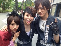 川床のある町屋の前でポーズする高橋みなみ、西川貴教、DAIGO。