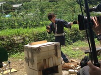 農園で“ロック調理”をするDAIGO。