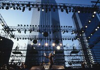 「甲斐バンド40周年 嵐の季節」より1983年8月7日に東京・西新宿5号都有地（東京都庁建設前の敷地）で行われたライブの様子。