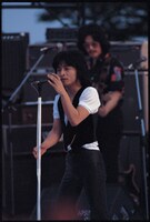 「甲斐バンド40周年 嵐の季節」より1980年8月10日に箱根・芦ノ湖畔ピクニックガーデンで行われたライブの様子。