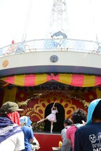 小池美由「小池の謎解きかくれんぼ in 浅草花やしき」の様子。