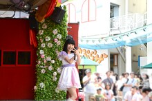 小池美由「小池の謎解きかくれんぼ in 浅草花やしき」の様子。