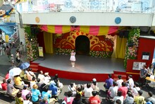 「小池の謎解きかくれんぼ in 浅草花やしき」の開会宣言をする小池。