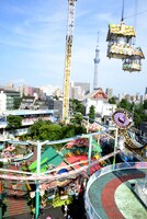 浅草花やしきと東京スカイツリー。