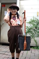 「小池の謎解きかくれんぼ in 浅草花やしき」でかくれんぼに挑んだ小池美由。