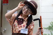 花やしきスタッフに扮した小池。