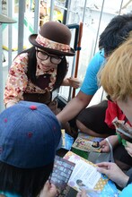 ファンにヒントを教える小池。