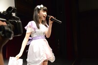 最後まで謎が解けなかった人に「平民」の札を渡す小池。