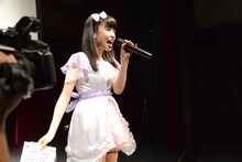 最後まで謎が解けなかった人に「平民」の札を渡す小池。