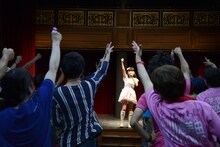 じゃんけんする小池。