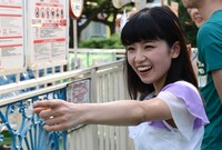 絶叫マシーン「スペースショット」の前で「怖い？ 怖い？」と確認する小池。