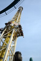 地上60mまで急上昇する小池。