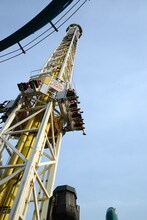 地上60mまで急上昇する小池。