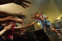 桑田佳祐「SMBC presents 桑田佳祐のやさしい夜遊び～夏にサザンないの!? いいかげんに1000回!! ファンやめたるわ!! 生歌ライブ～」の様子。