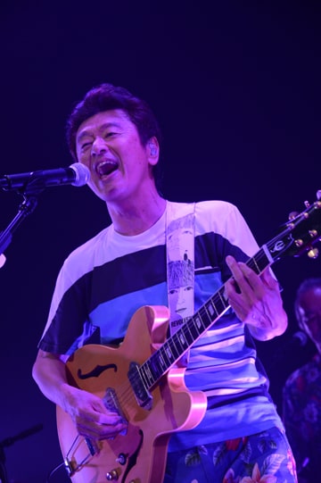 桑田佳祐「SMBC presents 桑田佳祐のやさしい夜遊び~夏にサザンないの!? いいかげんに1000回!! ファンやめたるわ!! 生歌ライブ~」の様子。