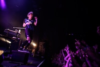 岡本伸明（Syn, Cowbell, Shriek）（Photo by Yuki Kawamoto）